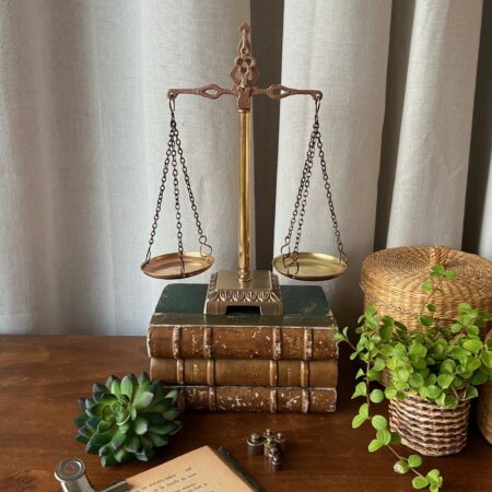 Petite balance en laiton & ses six petits poids