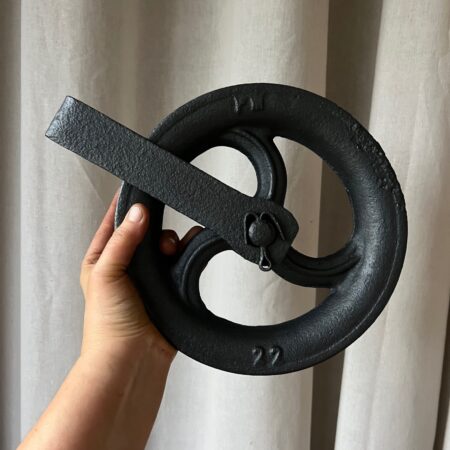 Grande poulie en fonte noire