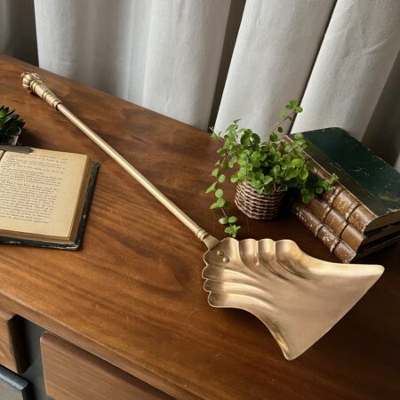 Grande pelle de cheminée en laiton doré