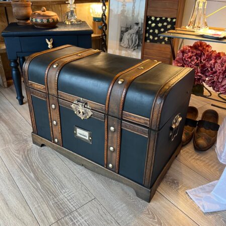 Coffre vintage restauré "L'île aux pirates"