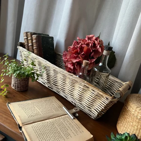 Grand panier en osier avec poignées en bois