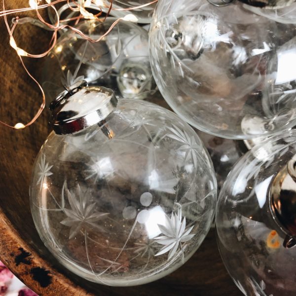 9 anciennes boules de Noël en verre ciselé - Ma valise en carton