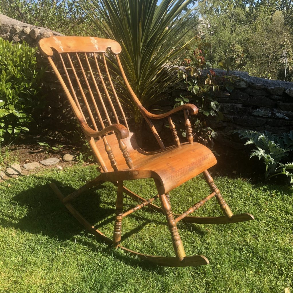 Ancien rockingchair artisanal en bois Ma valise en carton