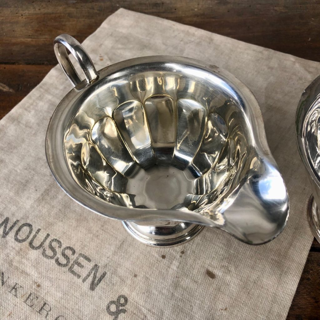 Très Joli Série De 2 Plats Rond En Métal Argenté Orbrille Art Déco