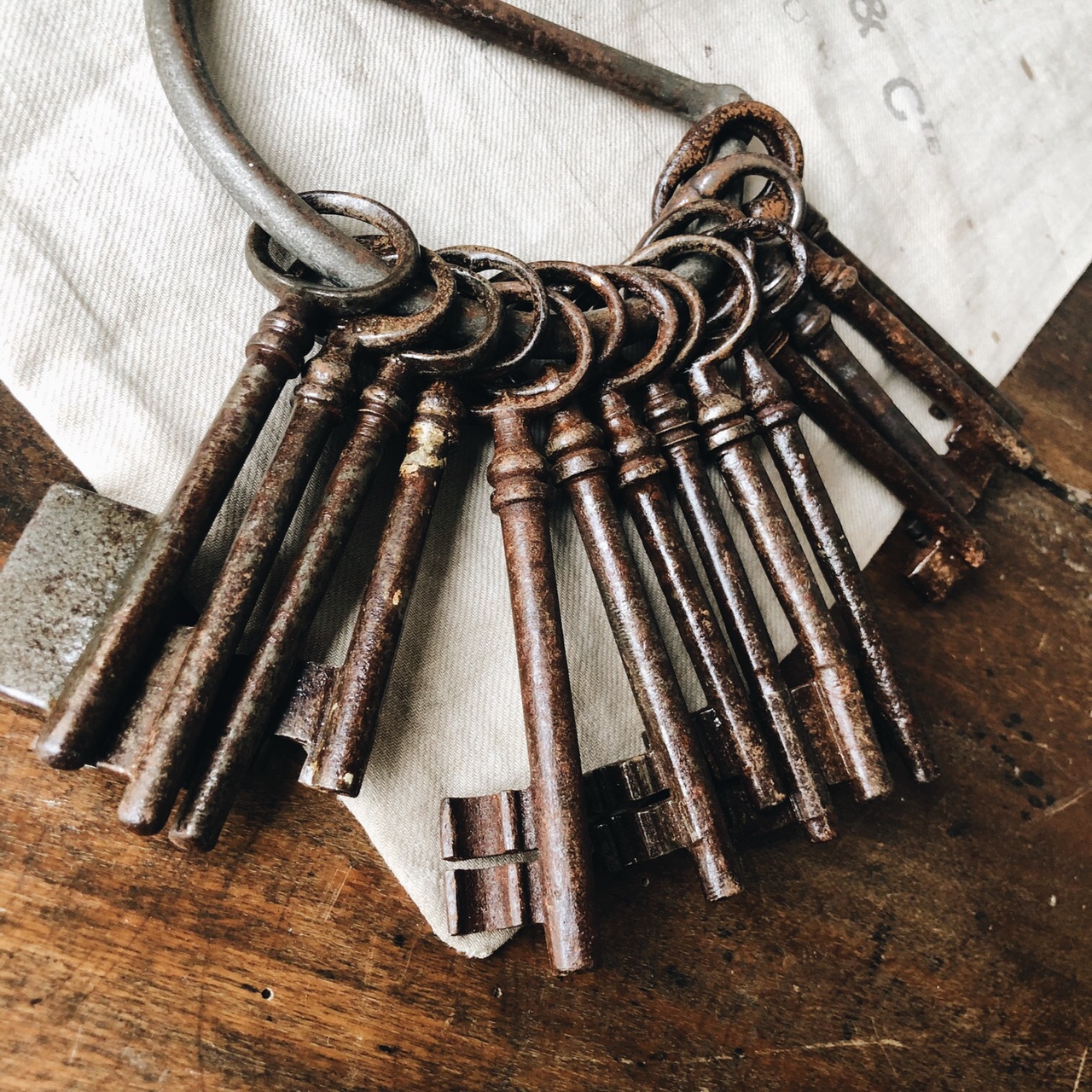 Trousseau de 14 anciennes clés en métal - Ma valise en carton