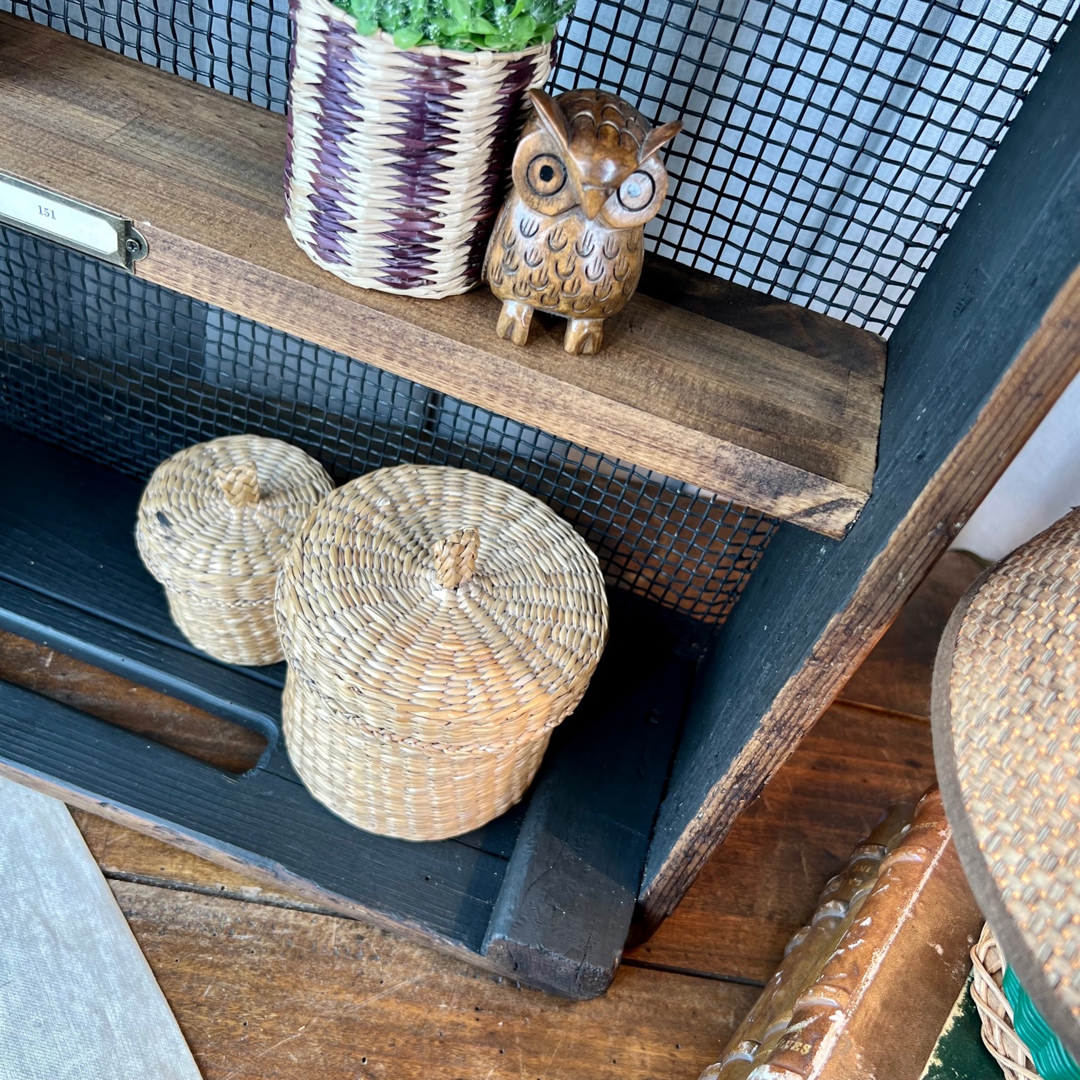Des tamis transformés en étagères de jardin - Marie Claire