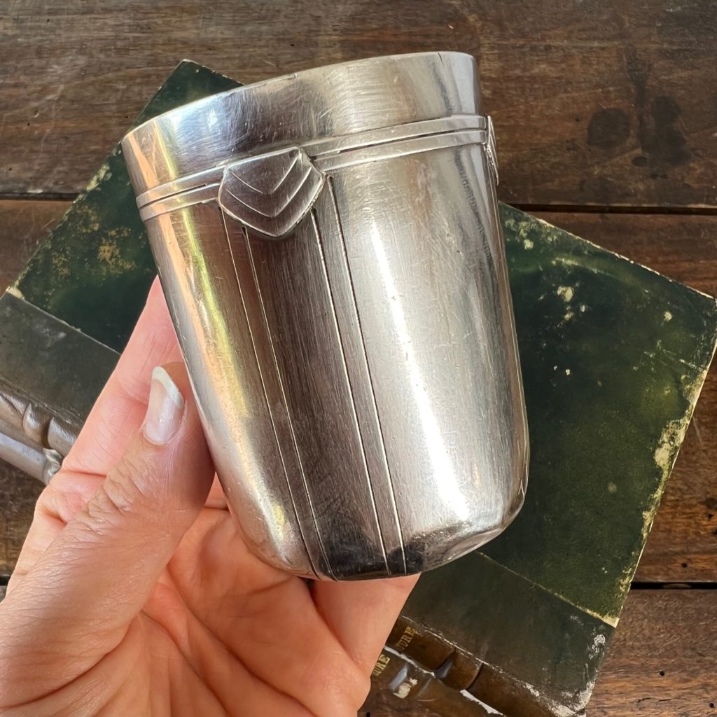 Timbale en métal argenté "Boulenger" Ma valise en carton