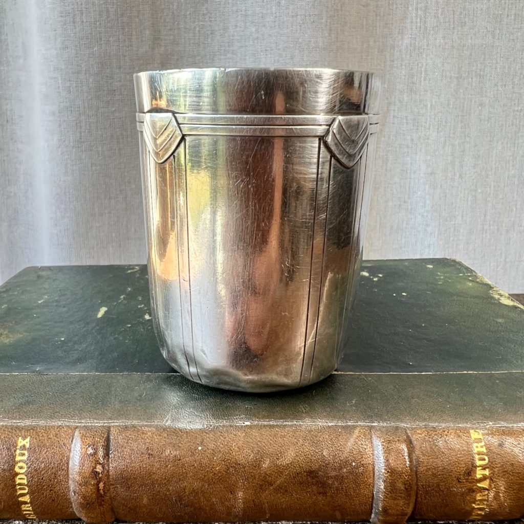 Timbale en métal argenté "Boulenger" Ma valise en carton