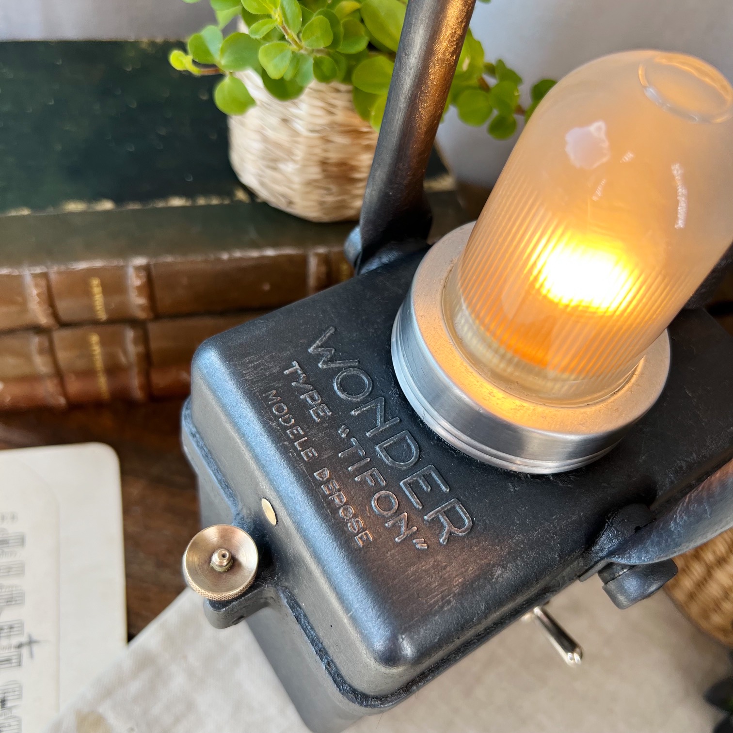 Lampe baladeuse de cheminot Wonder restaurée - Ma valise en carton