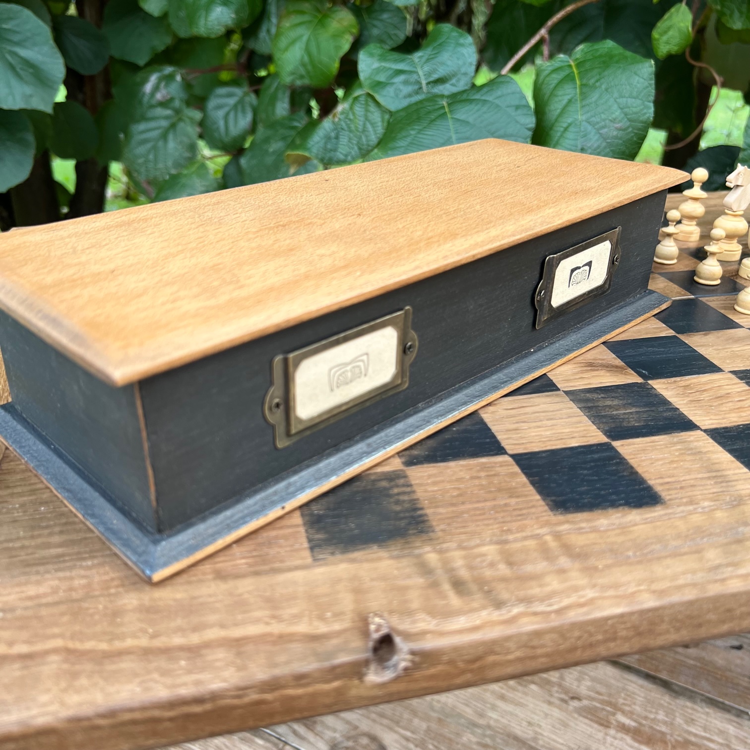 Petite table de jeu d'échec restaurée - Ma valise en carton
