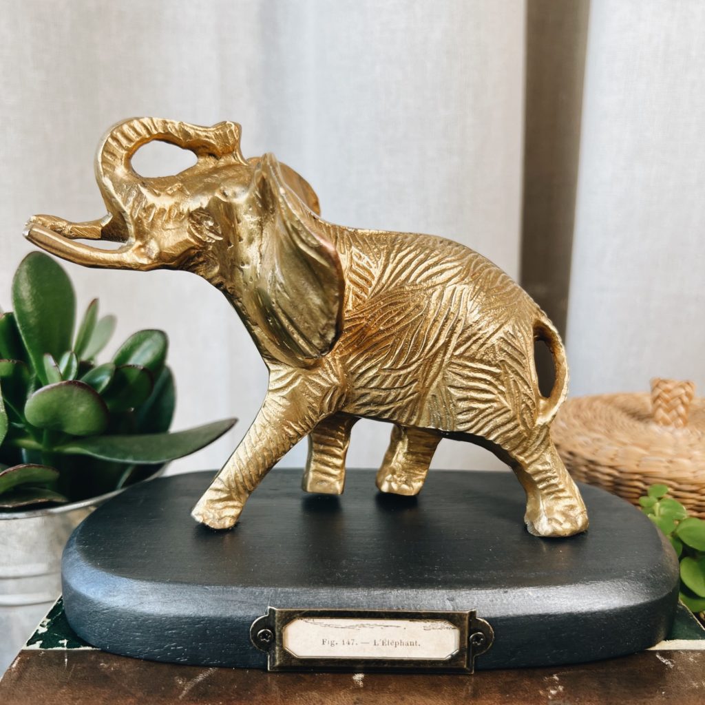 Éléphant en bronze sur socle Ma valise en carton