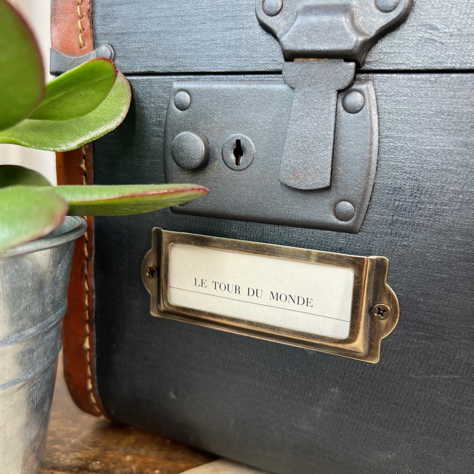 Achetez un lot de 2 valises en bois avec imprimé du monde et inserts en  semi-cuir ➤Modalyssa