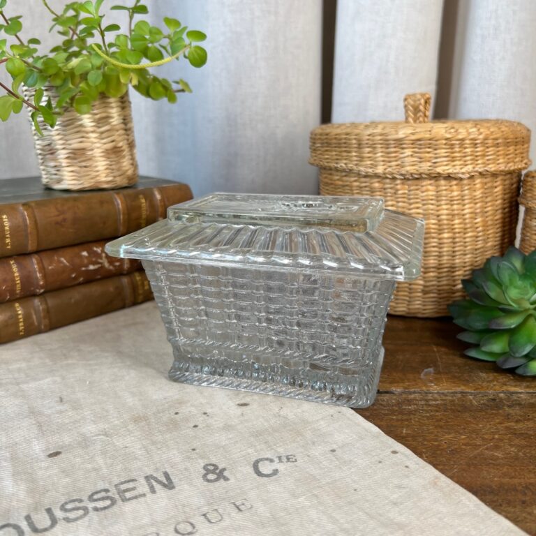Superbe beurrier. Années 50. Verre moulé. Ciselé. Décor vache dans un pré - Arts de la table