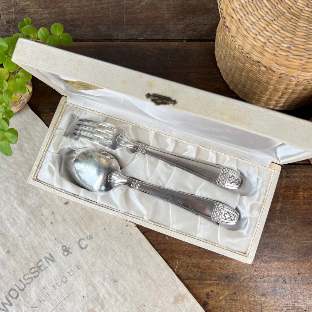 Set Miniature 1:12 - 4 Assiettes Céramique Et 4 Couverts Métal Pour Maison De Poupée - Marque Tumdee, Fait Main