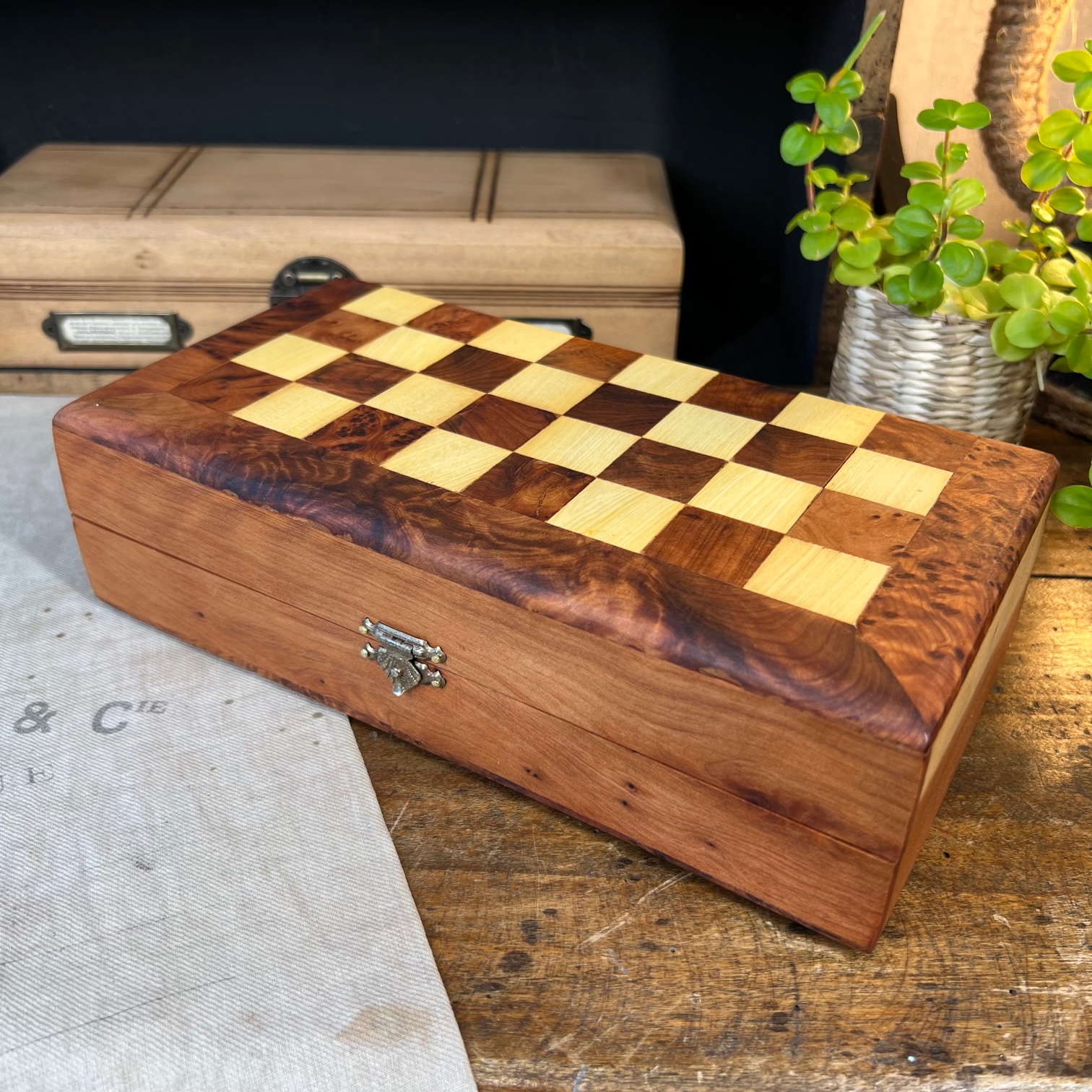 Table de jeu d'échecs en loupe d'orme