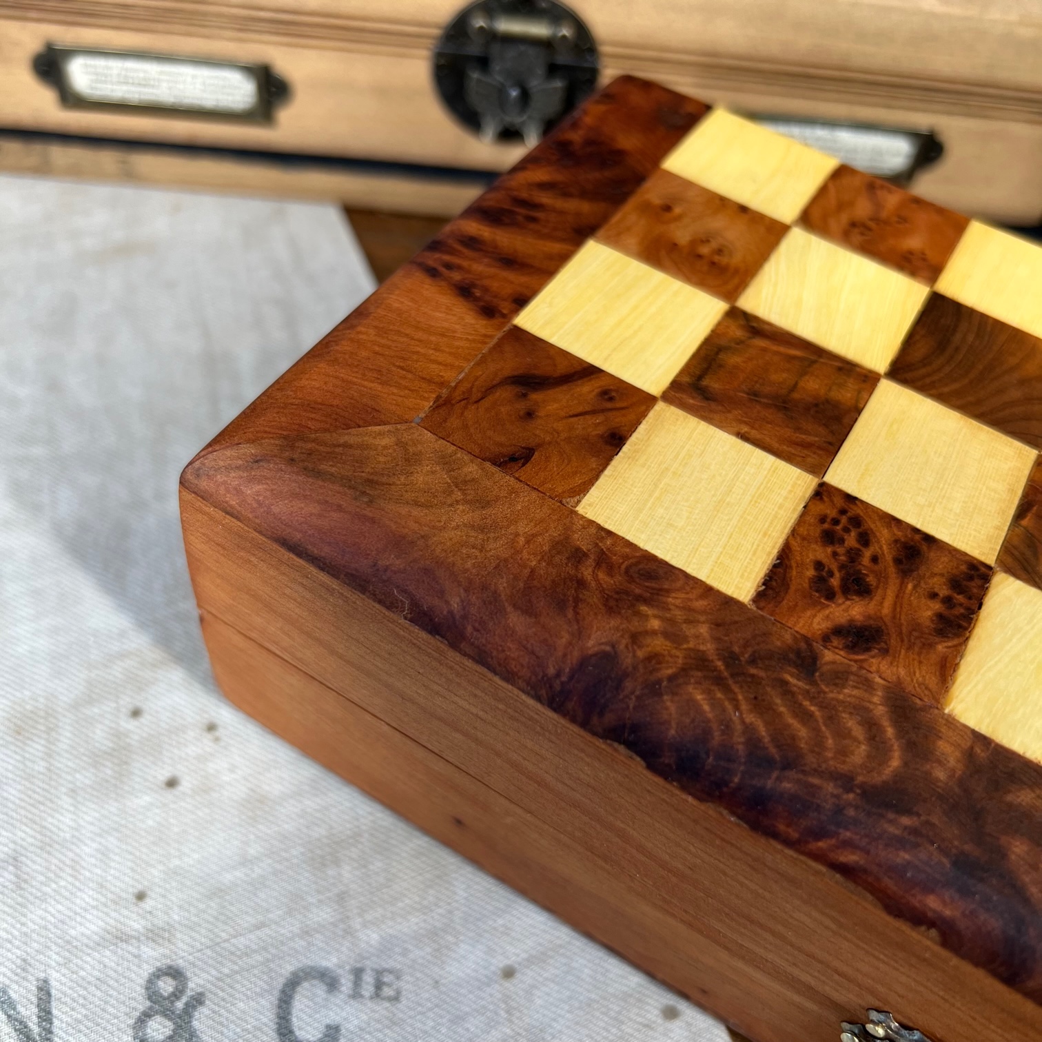 Table de jeu d'échecs en loupe d'orme