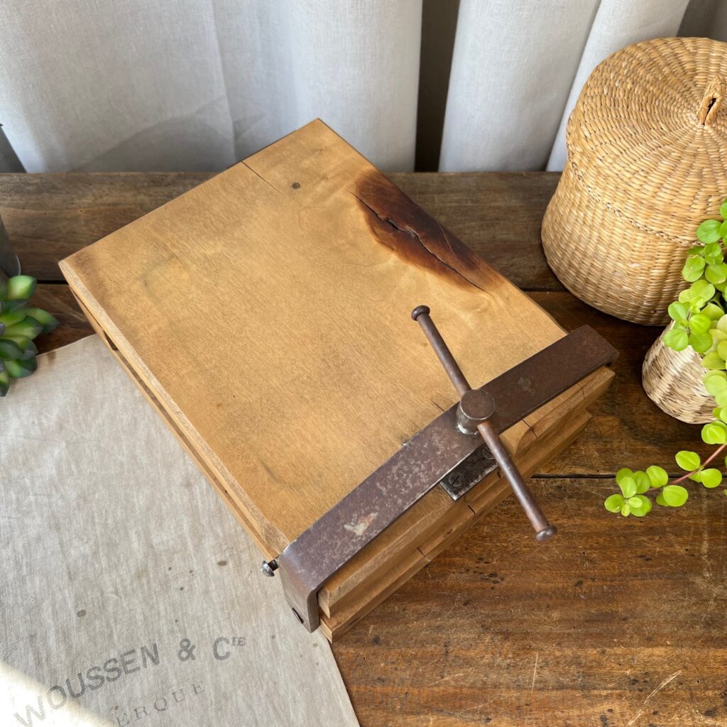 Ancienne Presse à œillets / Sertisseuse En Fonte - Marque à Déchiffrer, Origine France