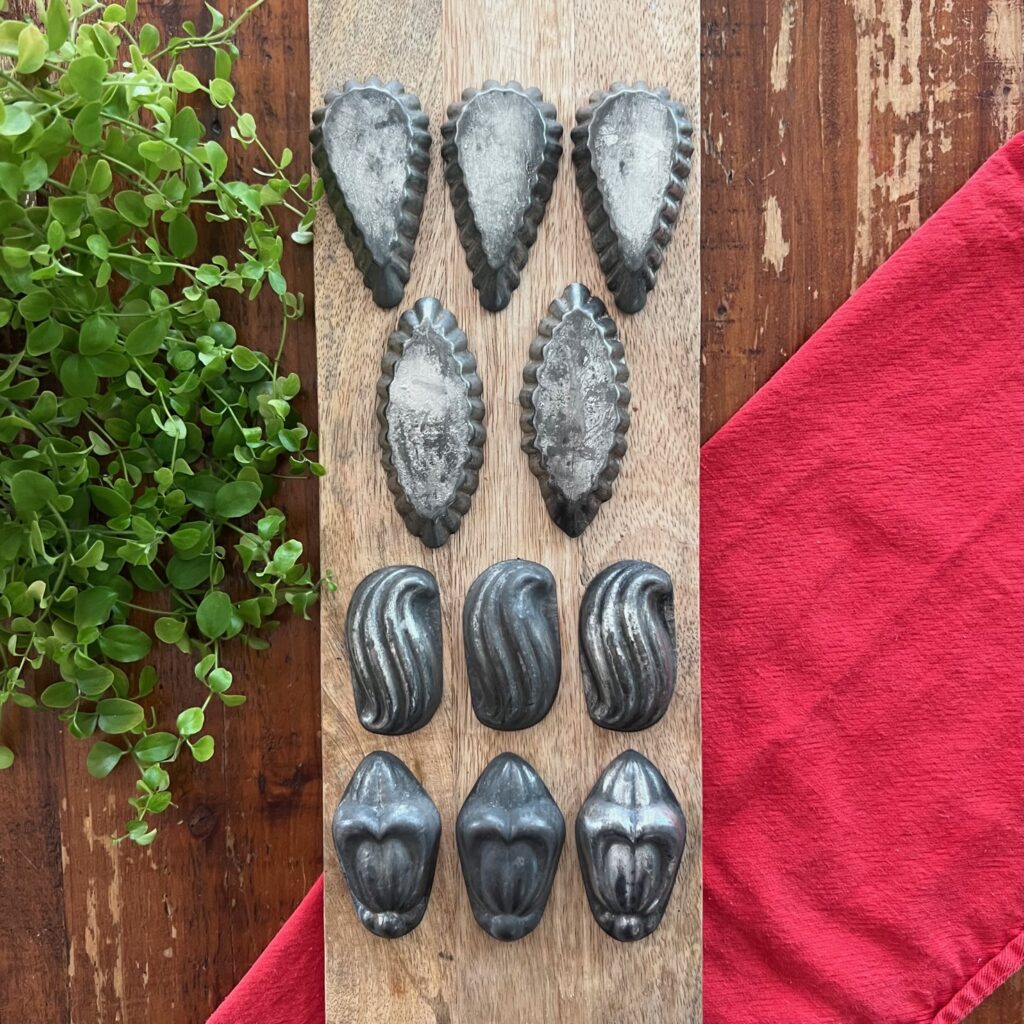 11 petits moules à gâteaux anciens - Ma valise en carton