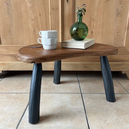 Table basse tripode, inspiration brutaliste