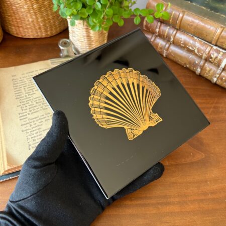 Carreau en faïence Mettlach – décor de coquille Saint-Jacques dorée