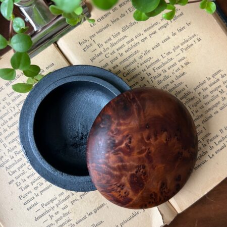 Petite boîte en bois précieux