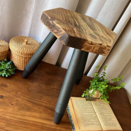 Tabouret tripode artisanal