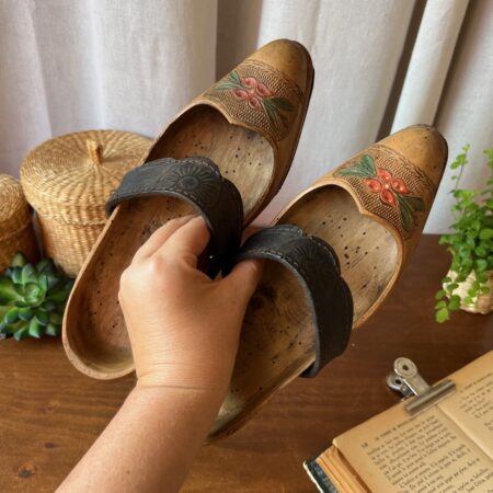 Paire de sabots anciens