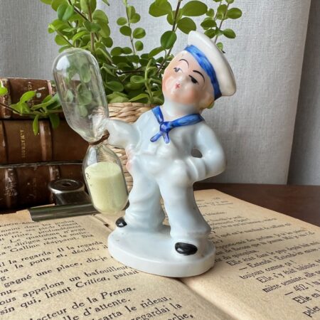 Petit matelot en porcelaine avec sablier (3 min 15)