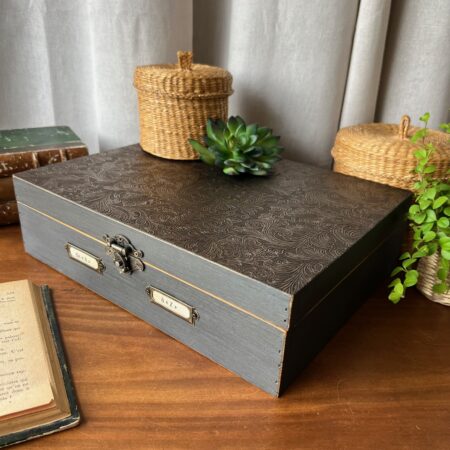 Coffret en bois restauré "de A à Z"