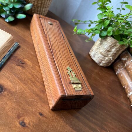 Ancien plumier en bois, taillé dans la masse