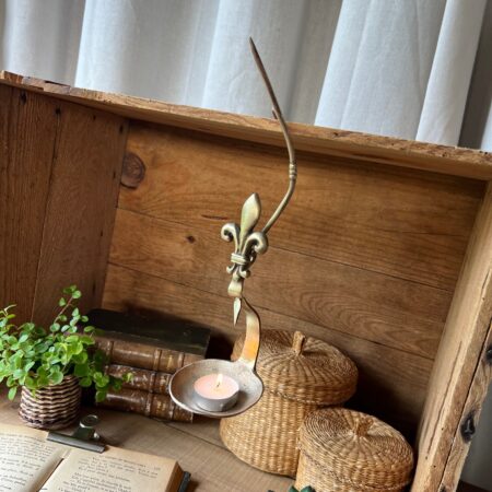 Lampe à huile ancienne en bronze, détournée en bougeoir