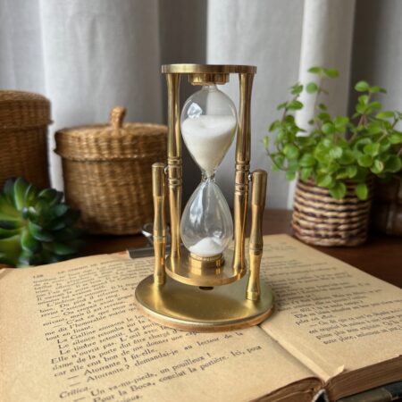 Sablier pendulier en laiton, verre soufflé et patine dorée