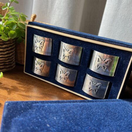 6 ronds de serviettes en métal argenté, décor papillon