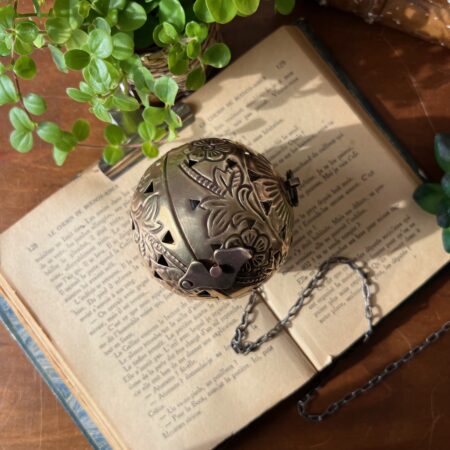 Boule encensoir en laiton ajouré
