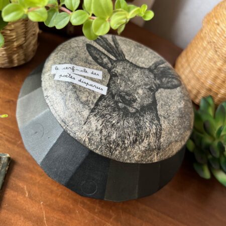 Boite ronde en bois "Le cerf-cle des poètes disparus" n°1