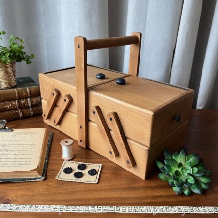 Petite travailleuse restaurée en bois