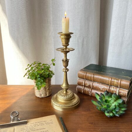 Bougeoir en laiton ciselé