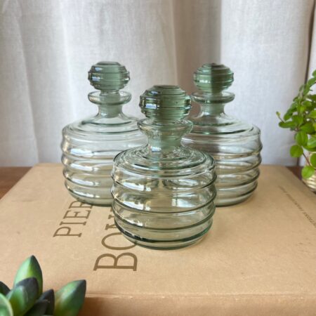 Trio de flacons en verre vert, époque Art déco