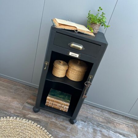 Meuble d'atelier en bois "comme sur des roulettes"