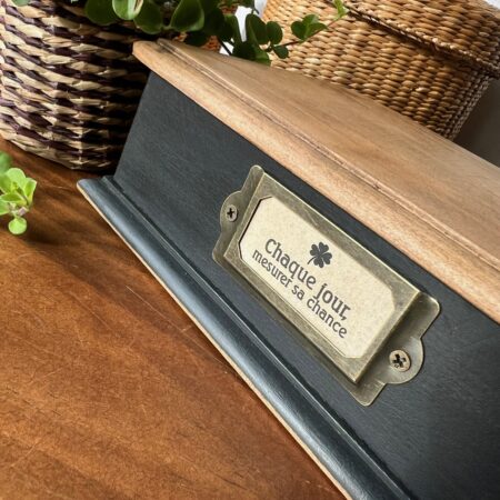 Boîte en bois restaurée "Chaque jour, mesurer sa chance"