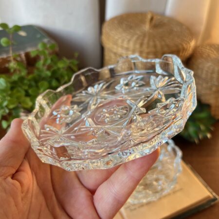 2 dessous de bouteilles en verre ciselé, bords crantés