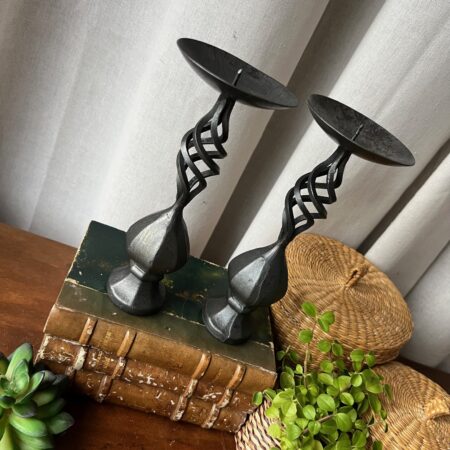 Duo de bougeoirs en fer forgé, patiné noir