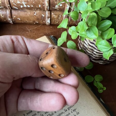 Dé ancien en bois