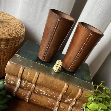 Paire de gobelets en cuir avec 2 dés anciens