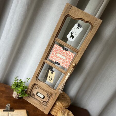 Petite porte d’armoire transformée en triptyque à souvenirs