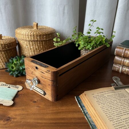 Tiroir de machine à coudre restauré