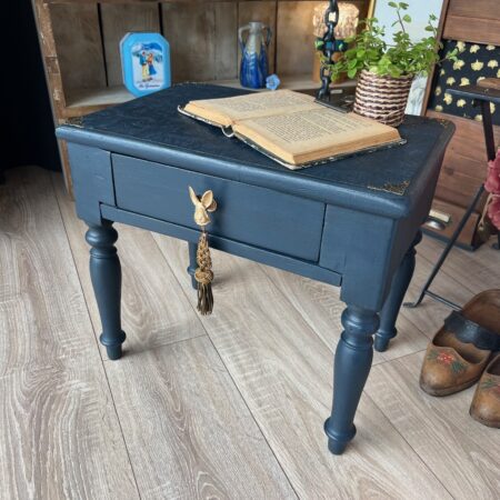 Petite table d'appoint "Le lapin bleu"