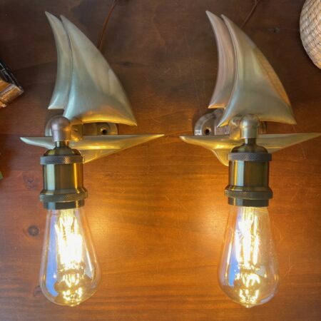Paire d’appliques murales vintage "voiliers" en laiton