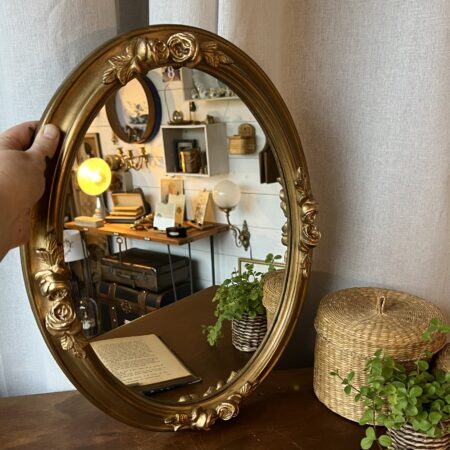 Miroir doré ovale, décor de roses