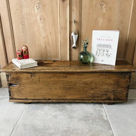 Coffre ancien restauré, format atypique